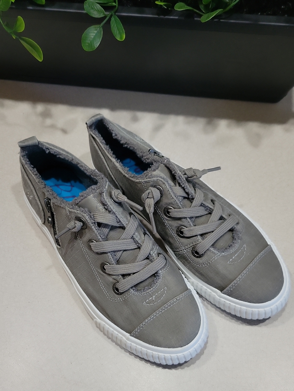 NWT- Blowfish Casual Women's Lace-Up Sneakers in Gray, Sticker Is On Bottom - Picture 3 of 3